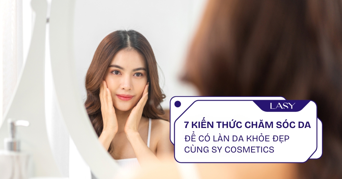 Người phụ nữ Châu Á chăm sóc da trước gương, suy nghĩ về lựa chọn sản phẩm dưỡng da chất lượng cao, thể hiện sự quan tâm và cẩn trọng trong quy trình skincare.