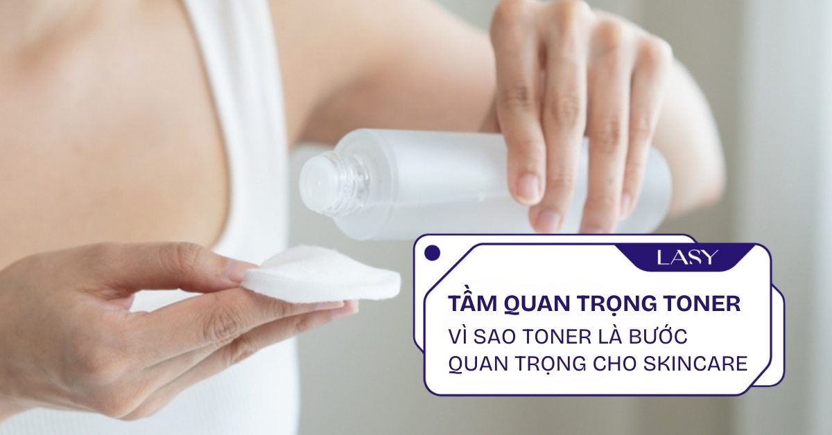 Cận cảnh L.ASY ProxiTone Essence Toner được đổ vào bông tẩy trang trong bước skincare